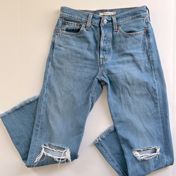 Levi’s Wedgie Straight Leg Raw Hem Distressed Jeans - Picture 1 of 8